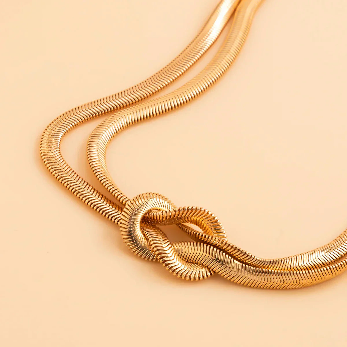 Enya שרשרת צ׳וקר בעיצוב קשר גלי